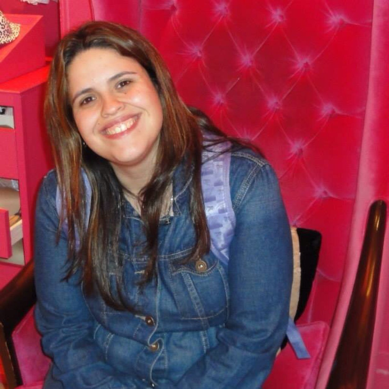 karmenitasimoes's profile picture. Formada no curso Técnico em Administração e Marketing e graduada em Letras pela UPE. Twitteira desde 09/Jul/2009. Follow me on twitter siga me os bons!