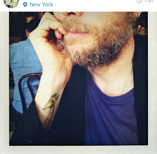 Lorenzo♡.      Ogni volta che un uomo si taglia la barba, l'ormone di una donna muore.     il mio tw @bizzbhibdt è morto.