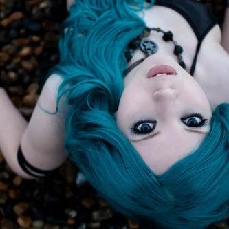 __shdes's profile picture. ¿Demasiado dolor para tan poca edad, no?