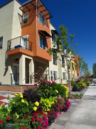 Uptown Broadway offers a one-of-a-kind apartment living experience. Urban apartments for rent with shopping, dining and recreation right at your doorstep.