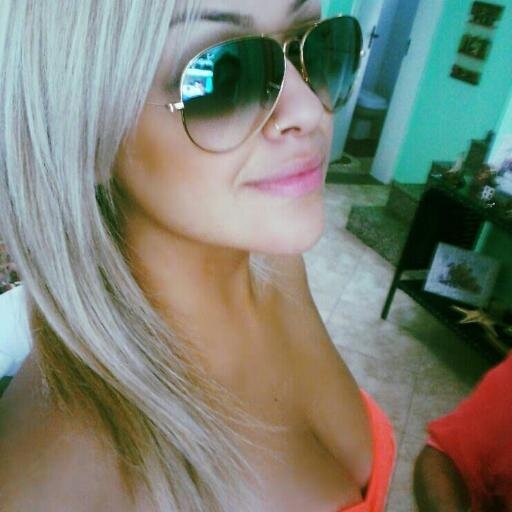 sou aquela menina completamente apaixonada pela vida e louca pra vive-la, cheia de certeza e vai atras do que quer ! #saifora #játemdono