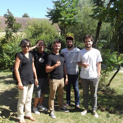 Astronaute, amateur de bons vins, adore le cinéma, papa comblé.