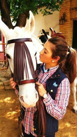 Estudiante del TAPSD, me encanta montar a caballo, pasion por mi Virgen del Rocio y me encanta salir.