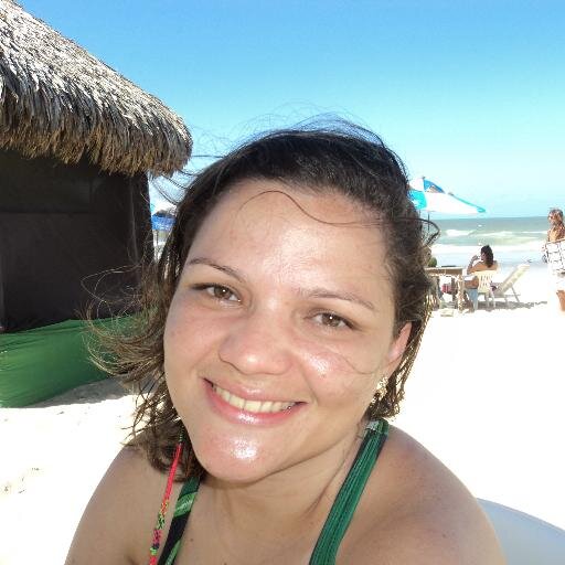 Cearense, Enfermeira Obstetra, Brincalhona, que adora micaretas, viagens e uma boa música!