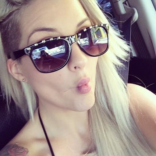 eu amo essa loira burra ♡♡♡