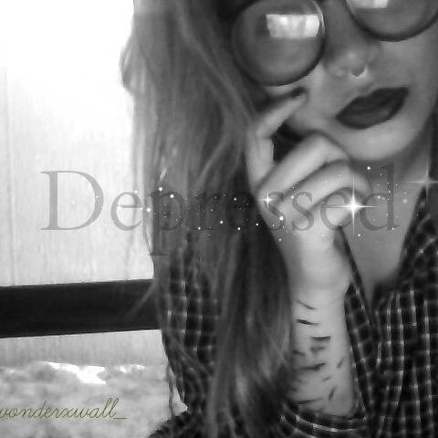 wonderxwall_'s profile picture. Comment tu peux m'aimer alors que je suis suicidaire, dépressif , bipolaire , paranoïaque, je me fais vomir et j'me mutile? Ana,Mia,Cat,Perry,Deb,et Izzy.