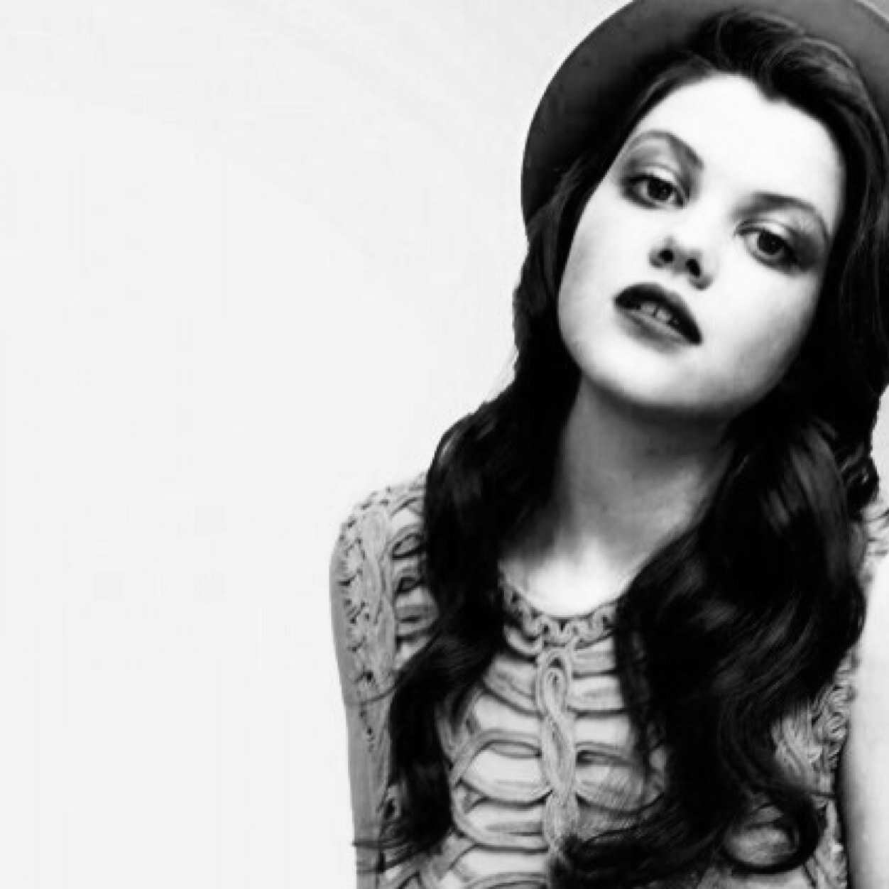 Hija de nemesis//17 años//hermana de scarlett y nieta de clary//hija de lucie