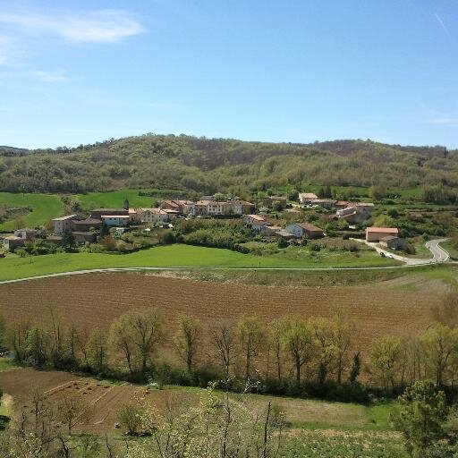 Bujanda está sito en terreno rayano con el reino de Navarra por la parte de Oriente y Mediodía, distante de Vitoria unas ocho leguas y de Logroño unas seis.