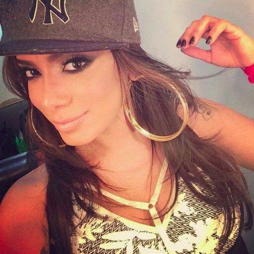 Eu amo Thiaguinho,Anitta e Alexandre pires.Eu sou do show das poderosas!!!