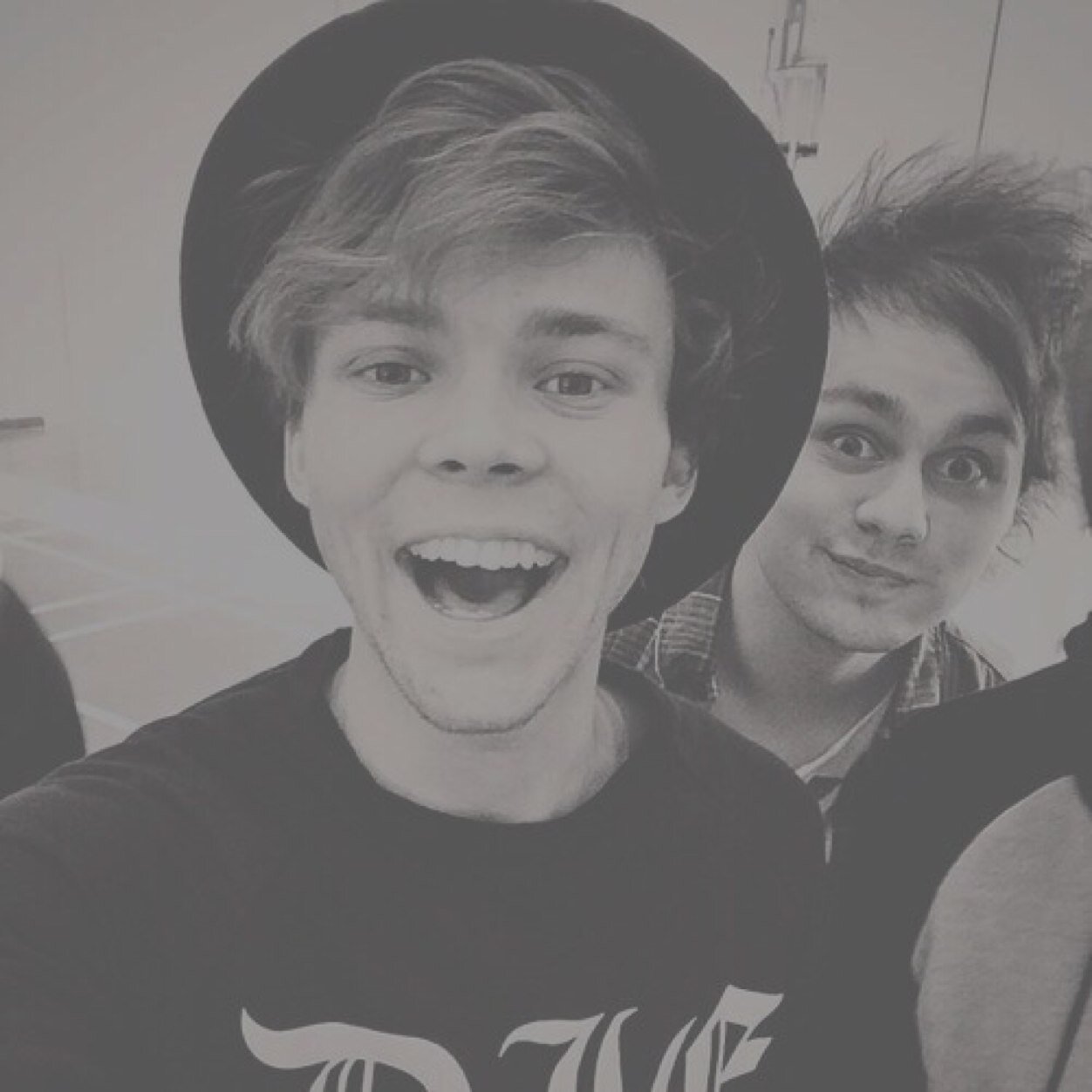 ♡ Heres a free follow...don't follow...go follow @irwinfatuated thanks ily...i follow back ♡
