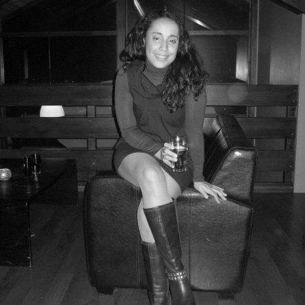 Soy como yo quiero ser y no como los demas quieren que yo sea, yo no vine a este mundo a complacer a nadie, soy terca, atrevida y un tanto caprichosa.