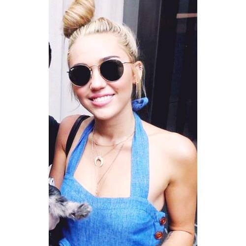 to de dando FOLLOW gratis, pr retribuir segue a @/doceashton obrigada amor!