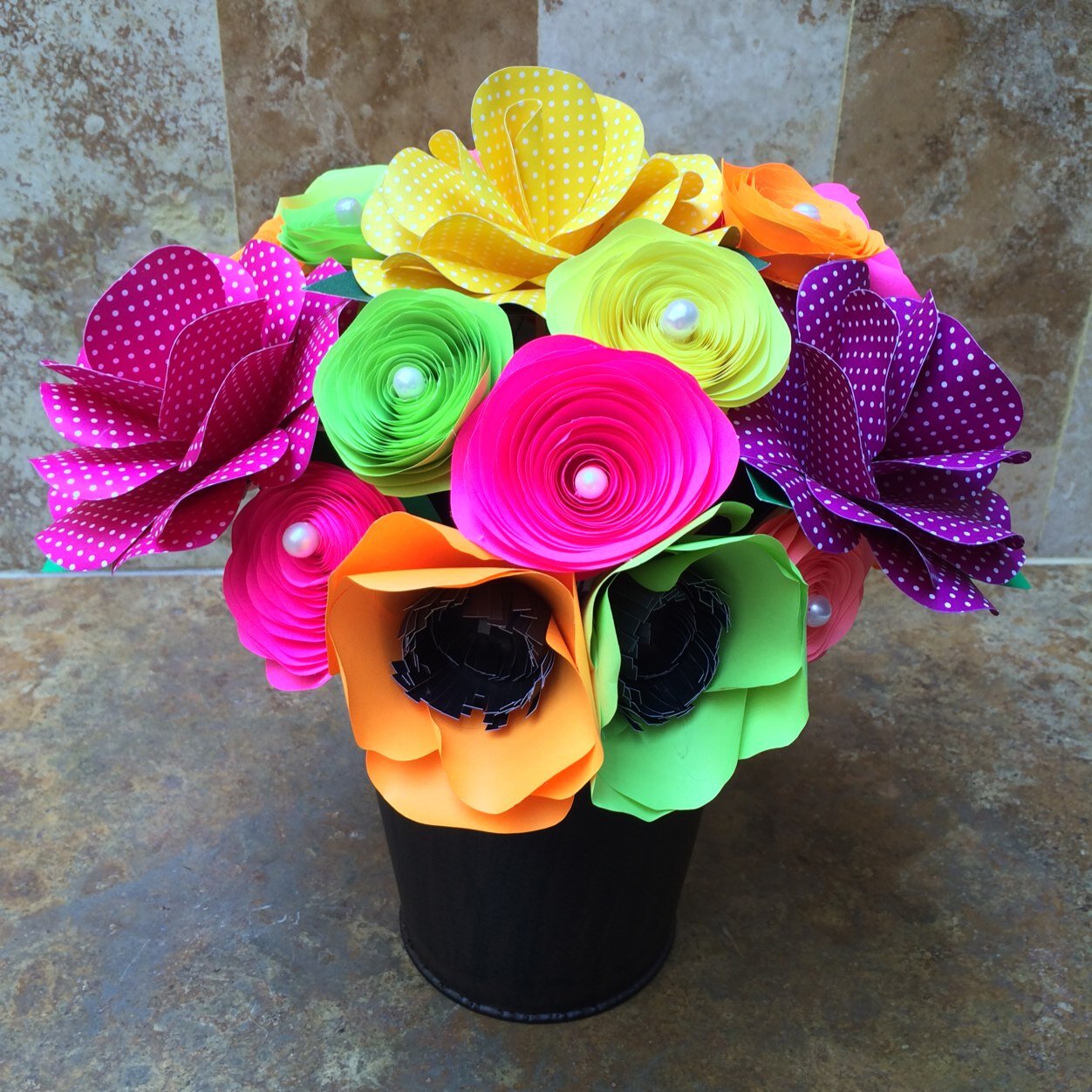 Creaciones florales hechas en papel  Contacto 0414-5054510 y 0424-5890042 maredicarta.vzla@gmail.com