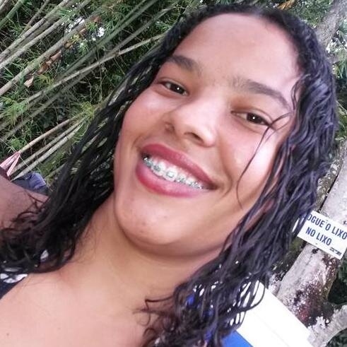 Eu sou assim... 
Livre, amiga, persistente. 
Eu penso, logo existo. 
Criada por Deus e para Deus... 
Eu sou assim...!