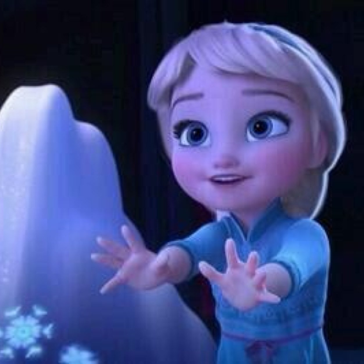 Hi im Elsa as a kid! My younger sister is Anna! I will be queen when im older! I will spend lots of time with my younger sister Anna!