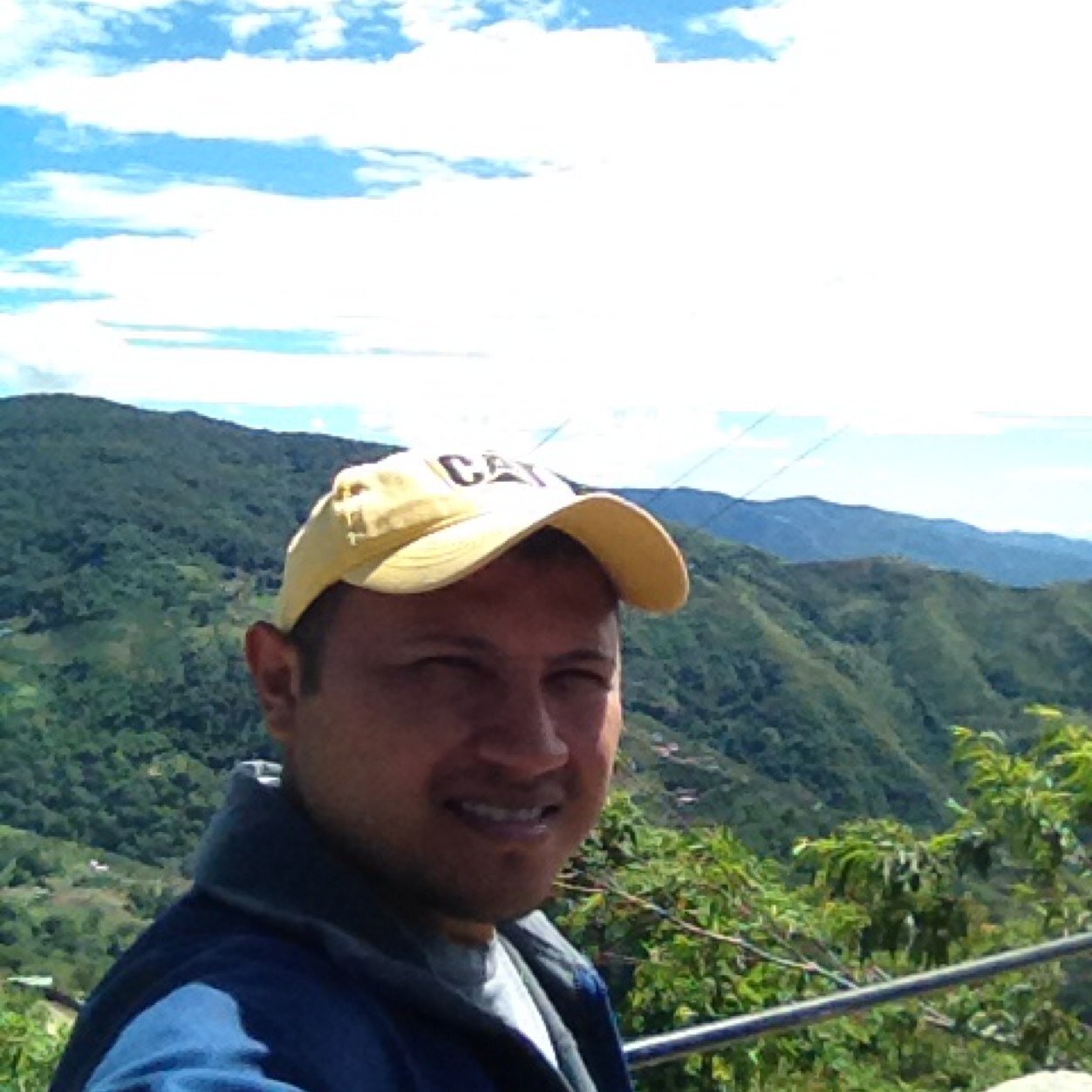 Ingeniero Mecánico.