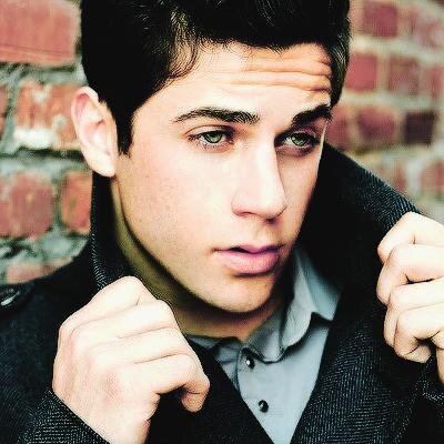 Twitter dedicated to providing news and updates of the talented David Henrie. 19.2.12♥