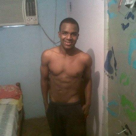Te tiramos la posta. Nos encanta twittear boludeces, nos chupa un huevo todo.  Twitter personal: @PoetaWilliams29