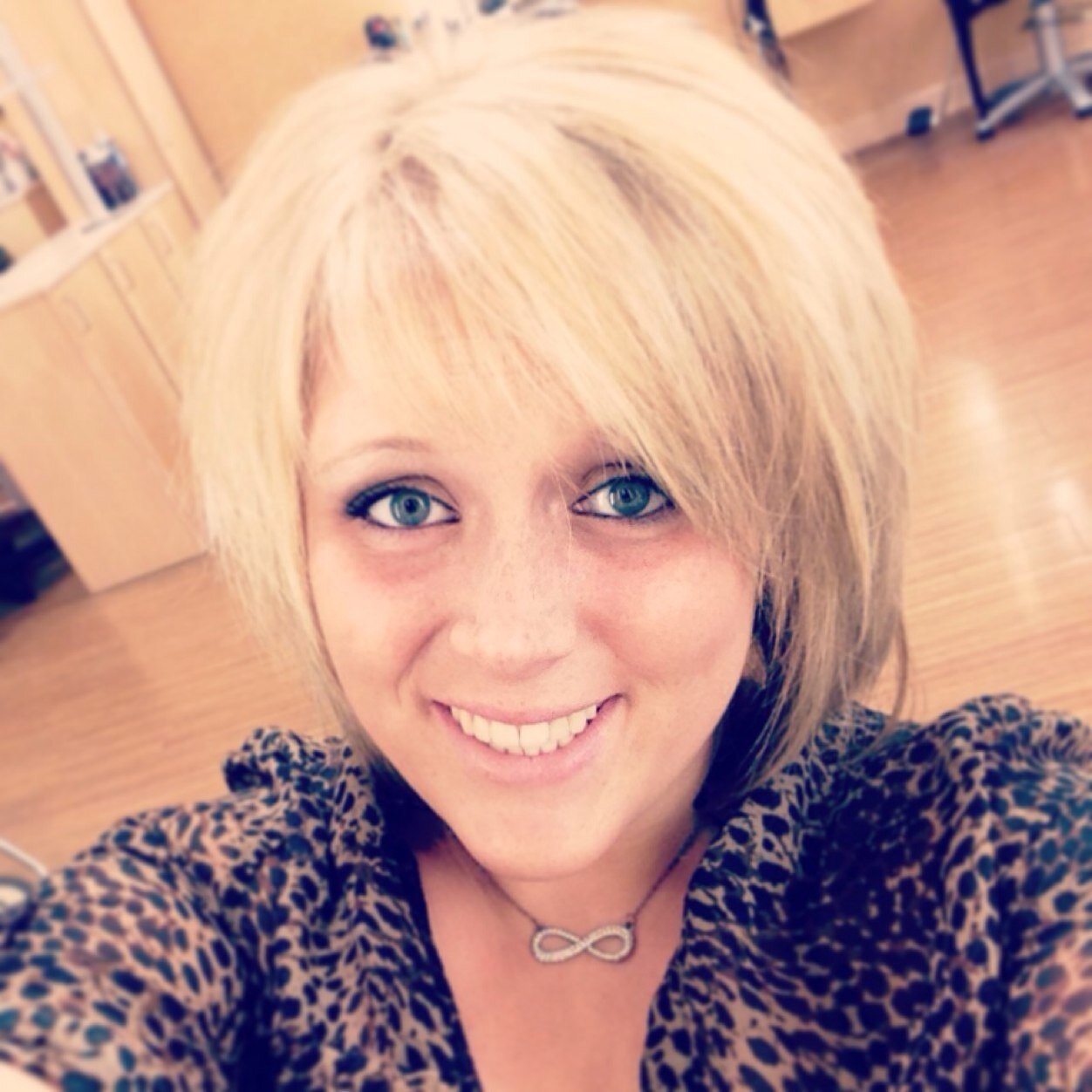 Im a mommy to a pretty little blue eyed girl -Im also a hairstylist and love what I do.