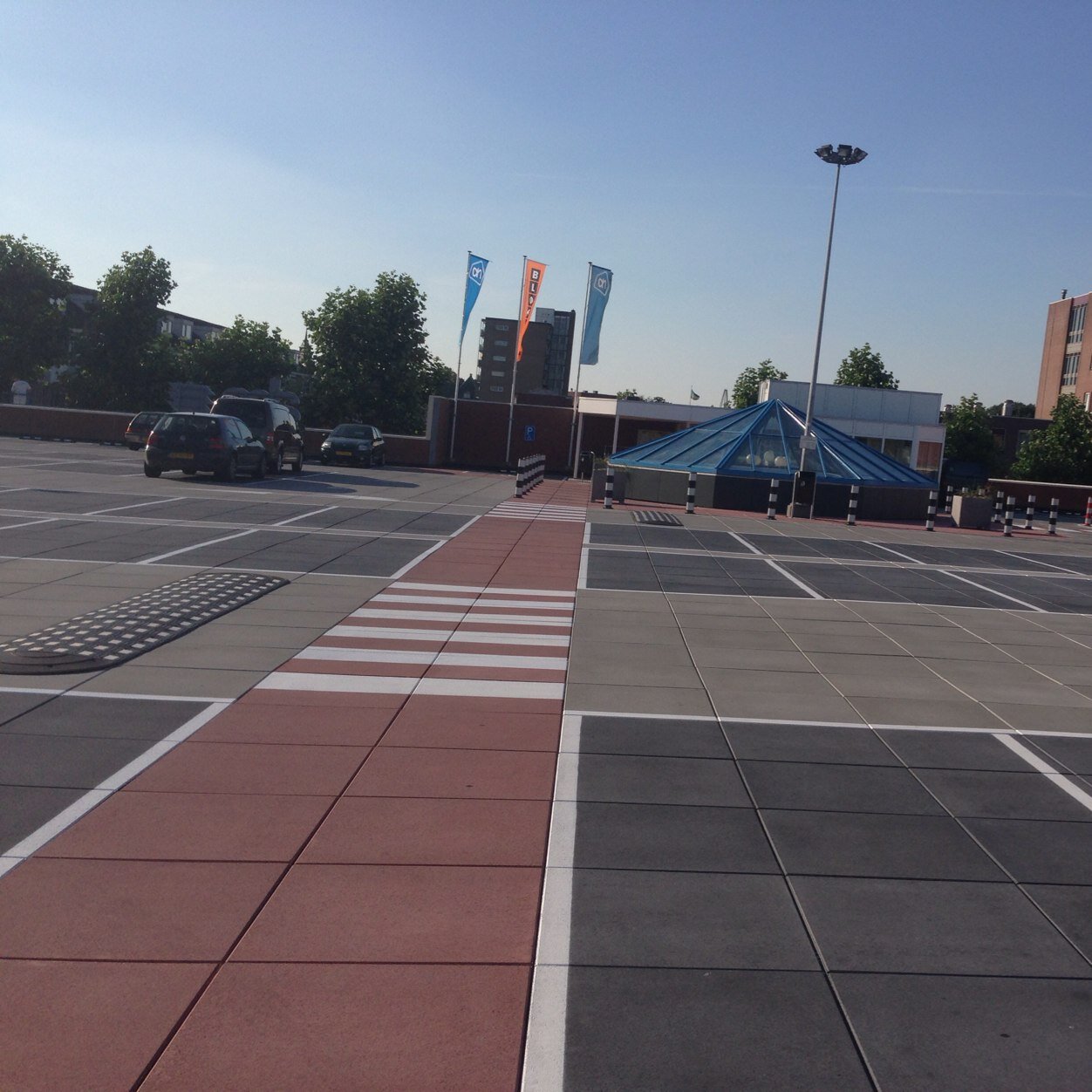 Parkeren op daken en meer. Pakeerdaken Parkeerdek Terrasdak Dakterras Tegeldragers Verstelbare tegeldragers Balkon Galerij