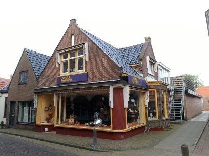 De Wereldwinkel verkoopt originele cadeaus en (h)eerlijke levensmiddelen uit andere culturen. Onze producten zijn gemaakt met respect voor mens en milieu.