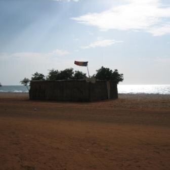 L'école de Djifer (Sénégal) permet aux nombreux enfants, présents tout au bout de cette lagune peu accessible, d'être scolarisés.