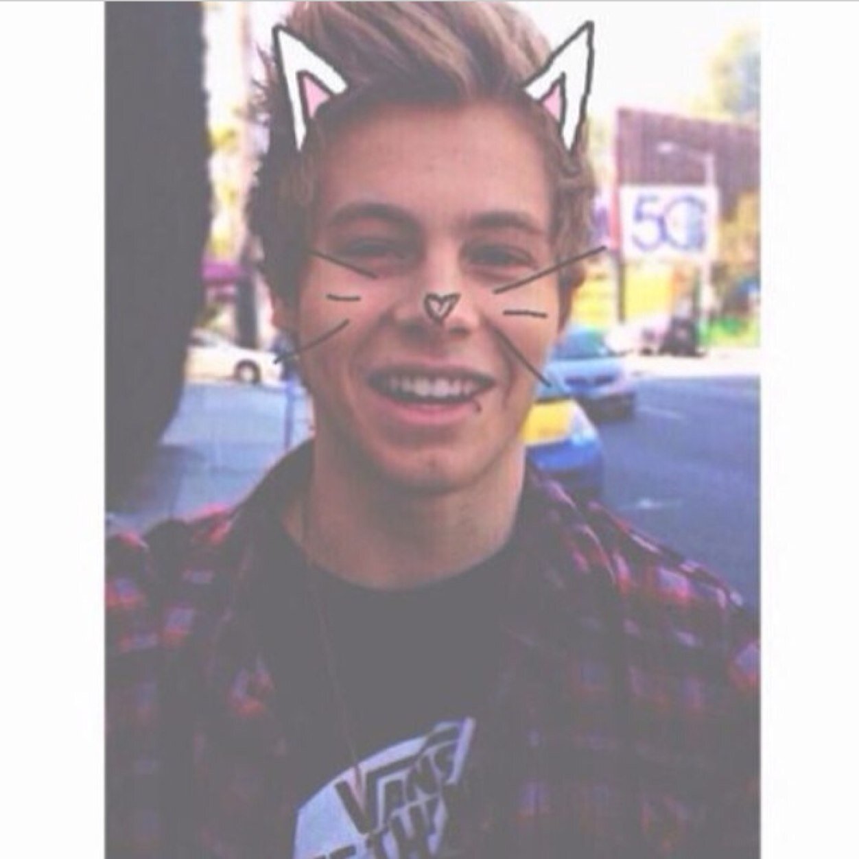 Hey follow @veggiecalum shes looking for new mutuals :-)