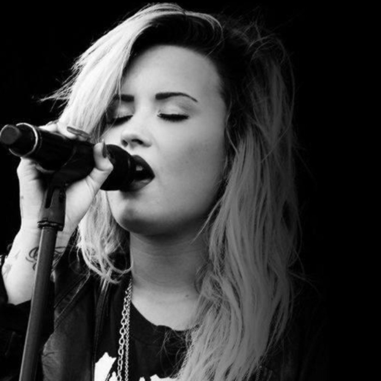 WE LOVE DEMI! 
She's our hero ! 
She's everything 
~Lovatic