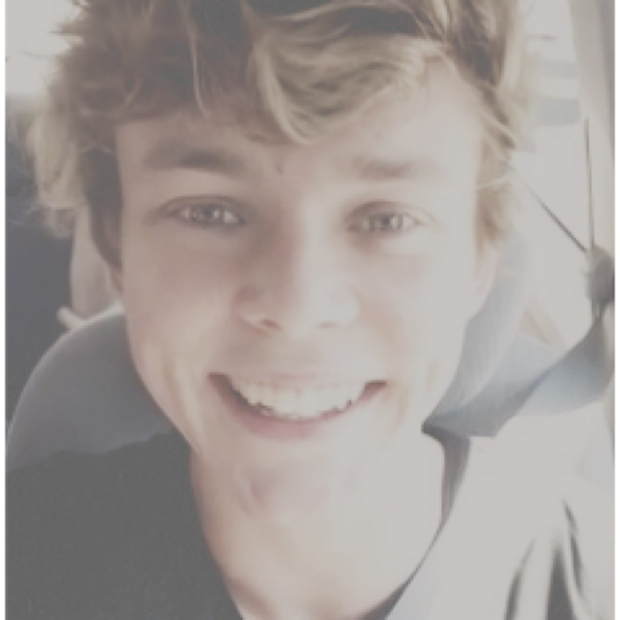 hi sweety. could you please follow @orneksays it would mean a lot and ask for a dm to luke if you want ❤️