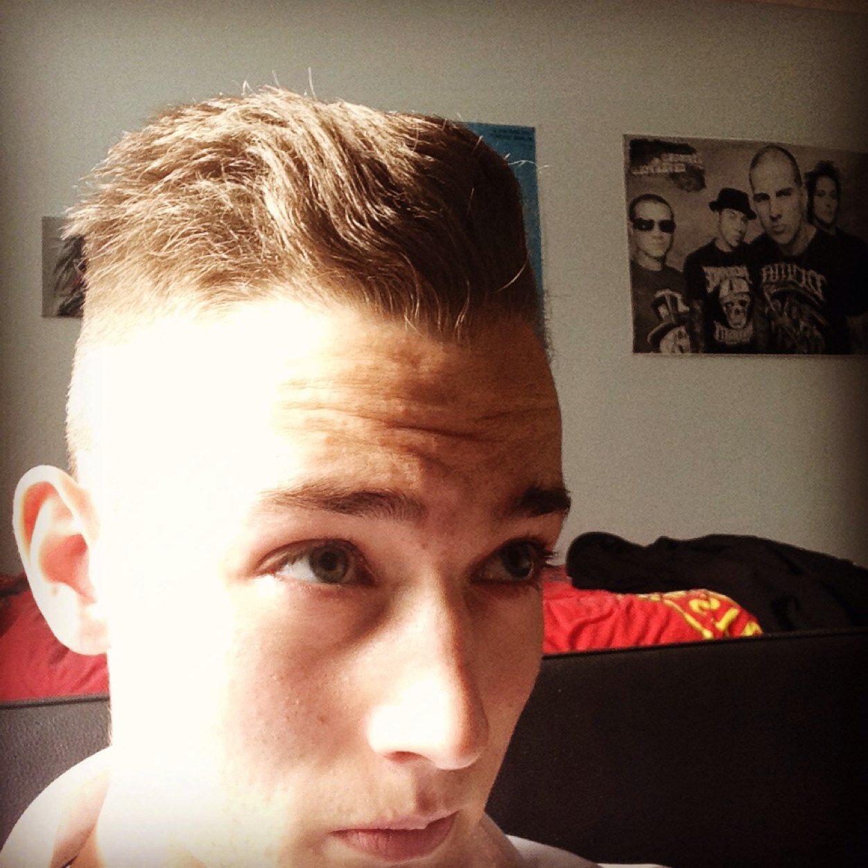 A 16 year old who likes football, talking to mates and watching TV. I go to the crappy 6th form in tamworth.
