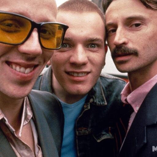 Informático. Linuxero. y tambien un poco Lesbiano... bueno y fan de REM, The Strokes, LOL, Lori , Gunner y de Cesc.  Cule mas que nada y tb un poco Rey Lagarto