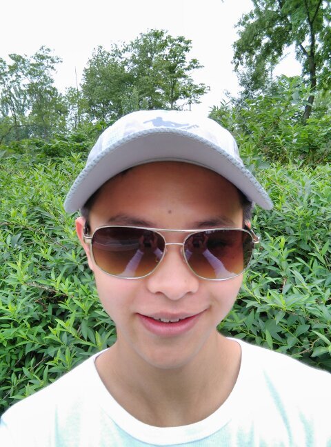 a guy from China,love taking pics,listening to musics,watching movies,feel free to message me if you want