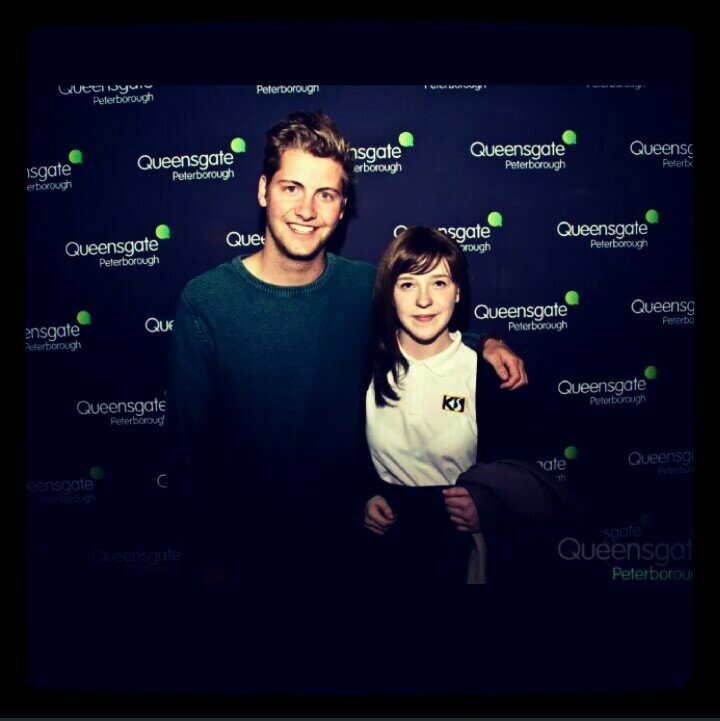 hollie_pugs's profile picture. I follow back:) I love 1D and JB' 3