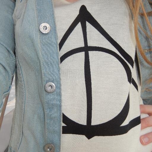 I love cities I've never been and peope I'v never met. I am a hopeless romantic dreamer. Macer, Swiftie and Potterhead. @officialmegann follows me! :)