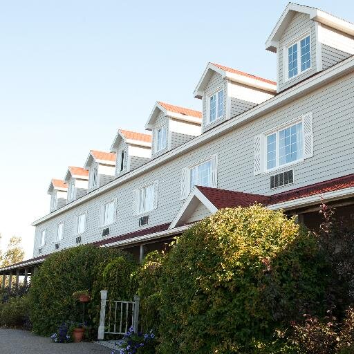 Situated on a hilltop in Stanley Bridge, our scenic Country Resort sits on twelve acres of landscaped property overlooking New London Bay and the Stanley River.