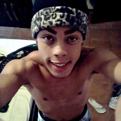 não tenho fama. Nem, dolce gabbana. Mas, dou show na cama. ♪