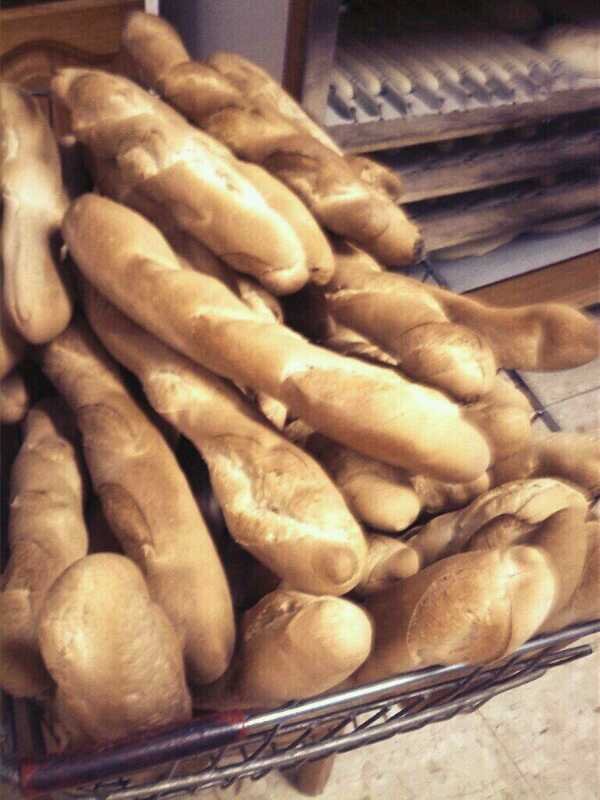 Hacemos el pan casero, como el de la abuela. Tartas,monas de pasqua... todo hecho a mano y cocido al horno de leña. Tel:965731454