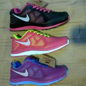 berngai macam barng, sepatu, T-shirt, jaket dll, kalau minat langsung chat sist, brother atau invite disini 760739AF