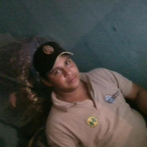 Chavista 100 %, y en contra del acaparamiento, la especulación y los bachaqueros qué están desangrado al pais.