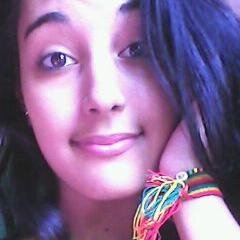 Sou tímida. Tem dias que meu cabelo me irrita. Me estresso facilmente. Não tenho paciência. Amo moletons maiores que eu....