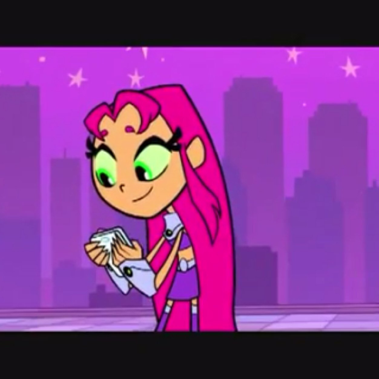 Hi my name is starfire but my friends call me star i am an alien that has green powers!! I am #taken by the titan leader @LeaderofTT i love him so much!