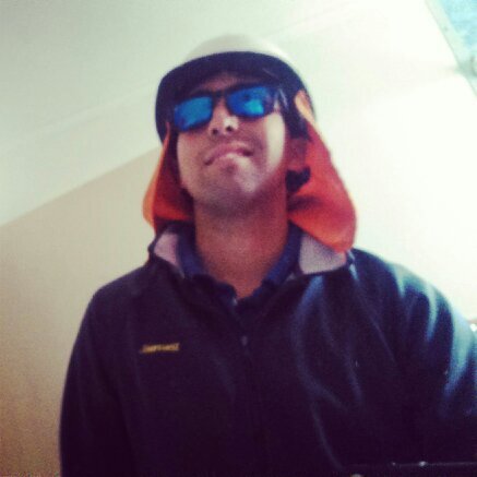 padre de una doncella hermosa,trabajolico de manera momentánea y un raider de vuelta a las pistas.