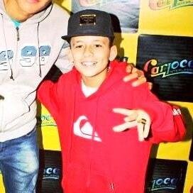 pê seguiu ❤ tinha que ser fã de um menino de meio metro ❤