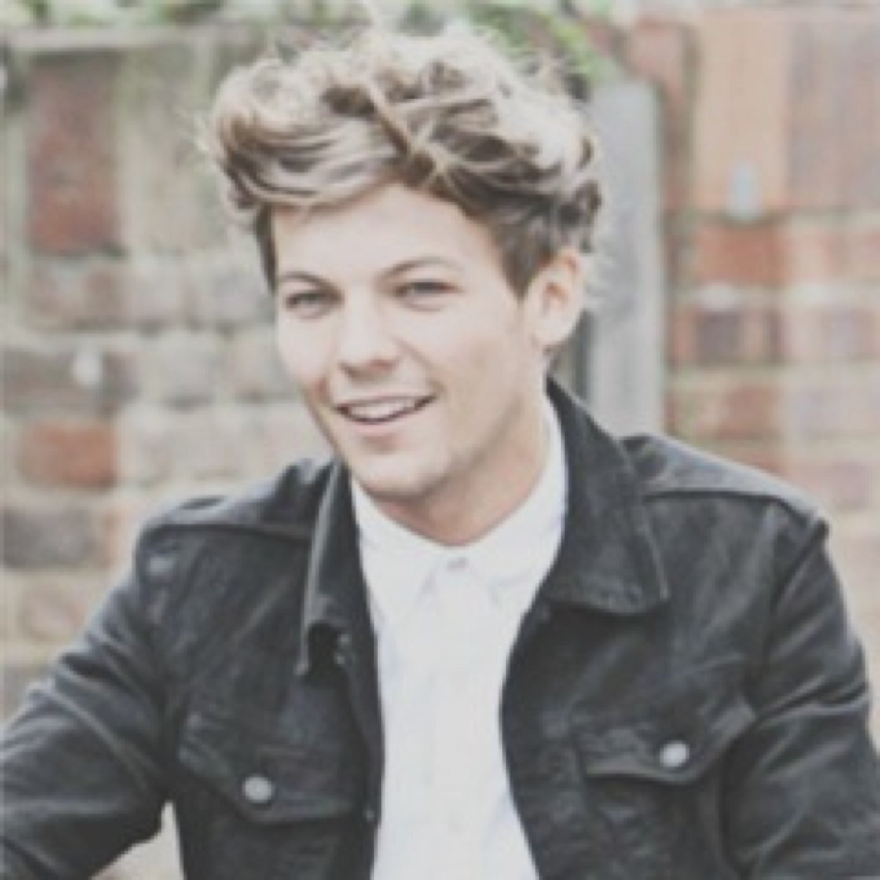 follow my main @daddyyylouis! this is for when i hit limit