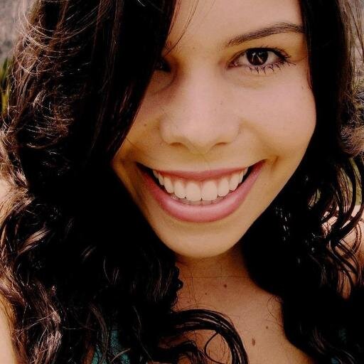 21 anos, futura psicóloga, sensibilidade e emoção à flor da pele e um pouco assustada com o excesso de movimento do mundo moderno.