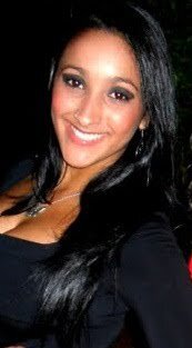 Um sorriso, um abraço apertado, uma música, estar com quem eu gosto, rir até a barriga doer… São coisas simples, mas me faz muito feliz.