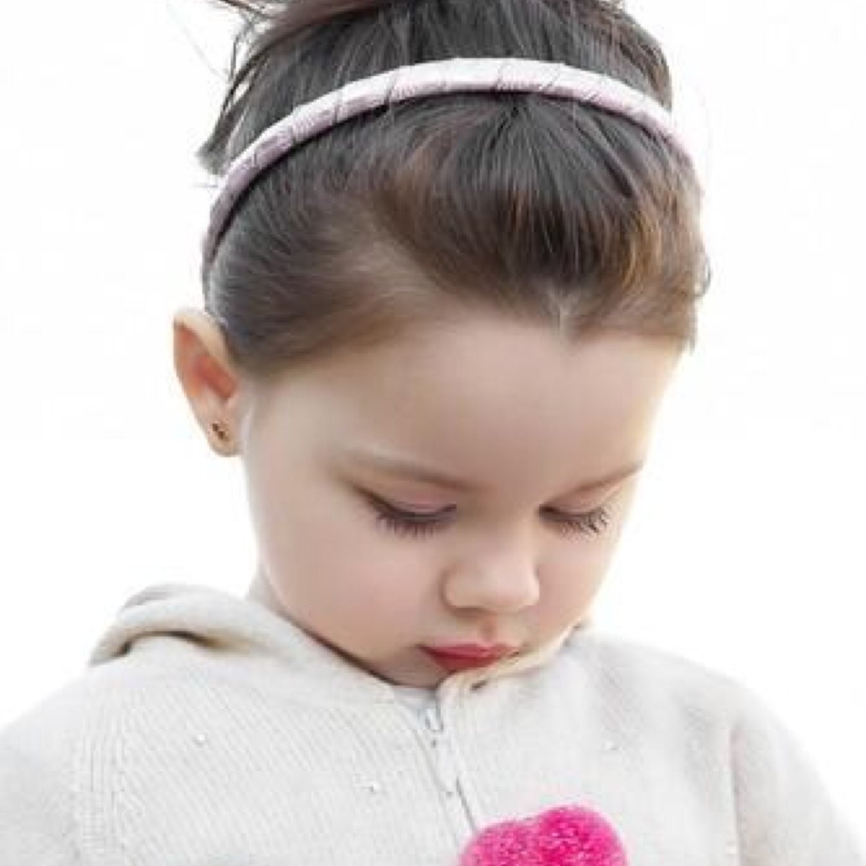 a 3 year old named Lilly, @KatnissSpark12 is my mommy, my big sister is @LittleTaylor_