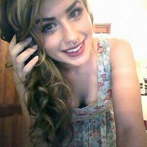 Soy creída, perversa, cerda y quien me conoce dice que un poco insoportable. Pero me gusta leer.   ♀♂ Bisex.