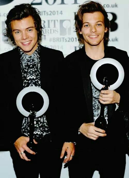 I am a Larry shipper! ❤ I wish Louis would follow me. I was corupted by a Larry shipper into being a Larry shipper. The story of my life xx