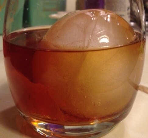 Simple, easy-to-follow cocktail recipes and non-pretentious reviews. Focused on classic cocktails from the 1920s to the 1960s.